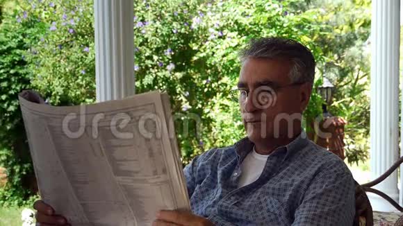 退休老人看报纸视频的预览图