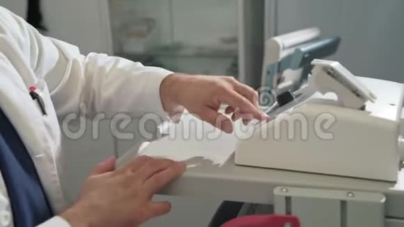外科医生穿着白色无菌礼服在一家配有医疗设备的医院工作临床医生视频的预览图
