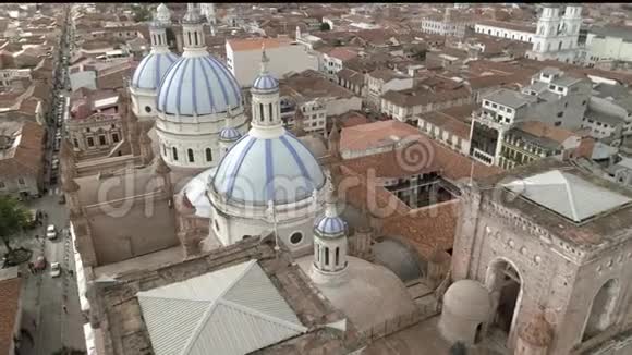 从家庭到地面的新大教堂视频的预览图