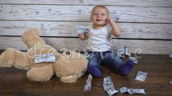 有钱和泰迪熊的孩子视频的预览图