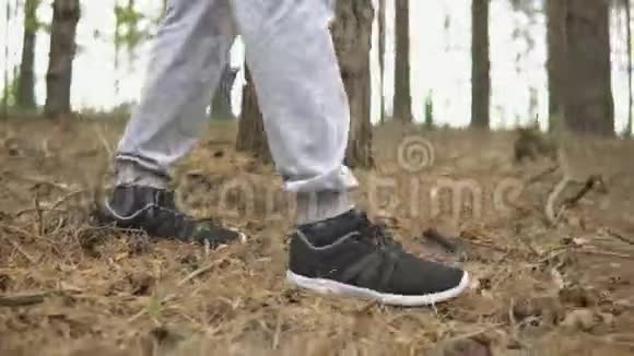 穿过森林的人的脚在树林里露营视频的预览图
