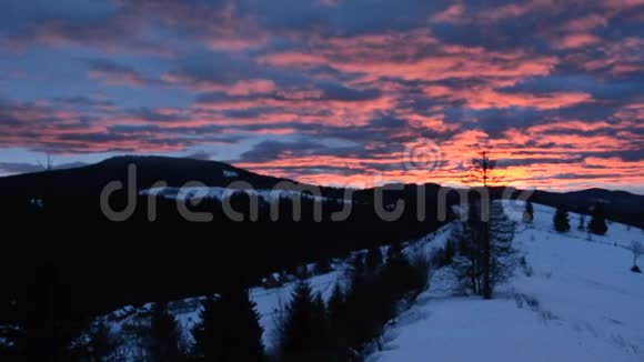 一个多云的早晨多山的乌克兰村庄阳光灿烂视频的预览图