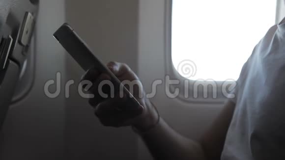 在空中电话是用手握着的在飞行过程中用飞机视频的预览图