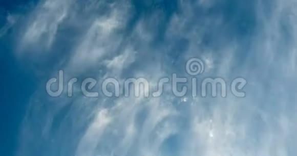 飞机在云层中飞行循环视频视频的预览图