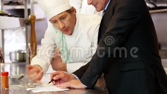 厨师与雇主交谈视频的预览图
