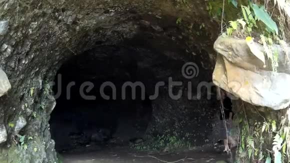 年轻的美女探索山洞视频的预览图