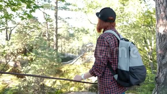 徒步旅行者背包徒步旅行在山顶与太阳耀斑年轻女性健康的积极生活方式冒险视频的预览图