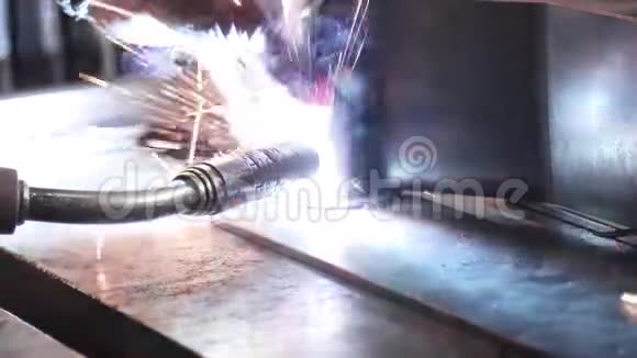 工厂的焊工工业部分视频的预览图