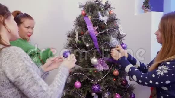 三个女孩在装饰一棵圣诞树在聊天视频的预览图