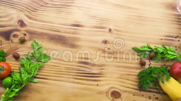 木制桌子上的食物成分来自五颜六色的蔬菜调味品和草药把新鲜的西红柿和胡椒盐视频的预览图