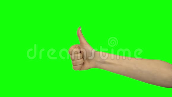 出现拇指的女人的手臂铬钥匙关门视频的预览图