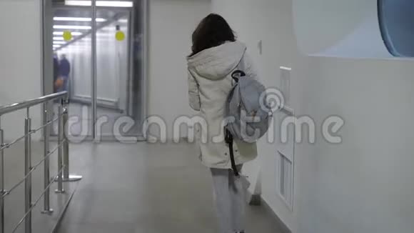 女旅行者带着背包离开机场视频的预览图