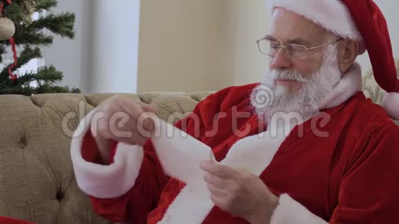 圣诞老人打开信封开始读圣诞信视频的预览图