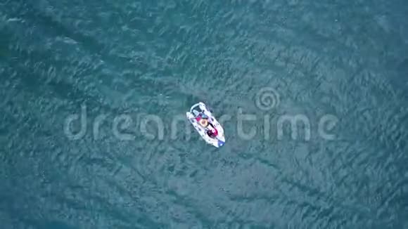 奥兰群岛蓝海捕鱼充气船斯堪的纳维亚景观视频的预览图