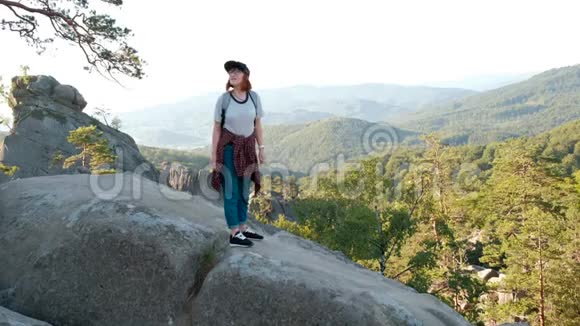 徒步旅行者背包徒步旅行在山顶与太阳耀斑年轻女性健康活跃的生活方式冒险视频的预览图