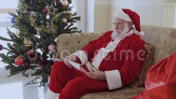 圣诞老人在读孩子们的信视频的预览图