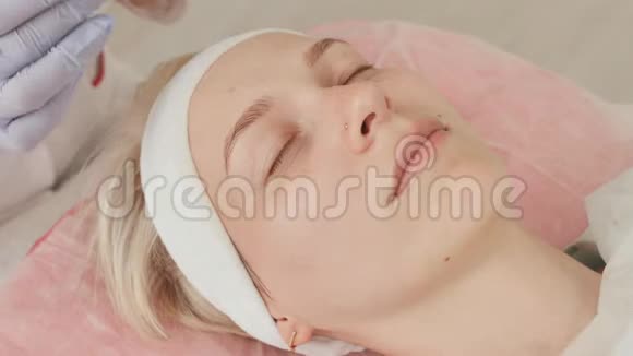 用纸巾擦脸面的清洁和护理视频的预览图
