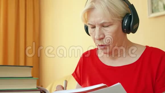 高级女性无线耳机培训外语听力技能编写教科书视频的预览图