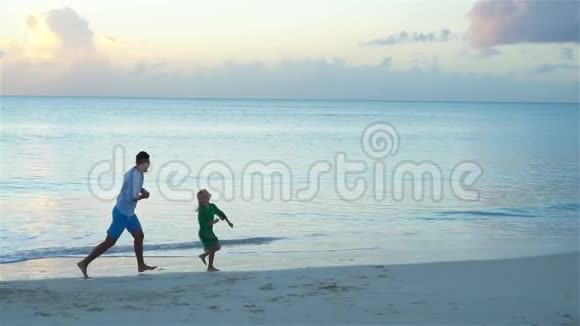 快乐的一家人在海滩上一起玩在加勒比海度假的父亲和孩子流动人口视频的预览图