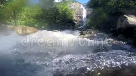 英格里根瀑布和河流在阿德尔博登瑞士视频的预览图