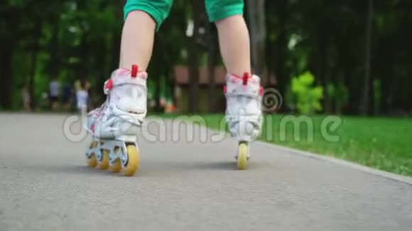 免费的年轻女孩在公园外做自助溜冰视频的预览图