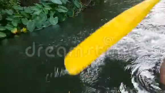 一个人坐在橡皮艇上在河上划桨视频的预览图
