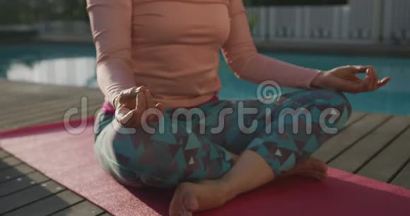 老年女性户外瑜伽健身视频的预览图