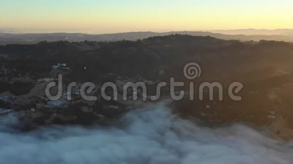 北加利福尼亚湾地区的日出和清晨雾视频的预览图