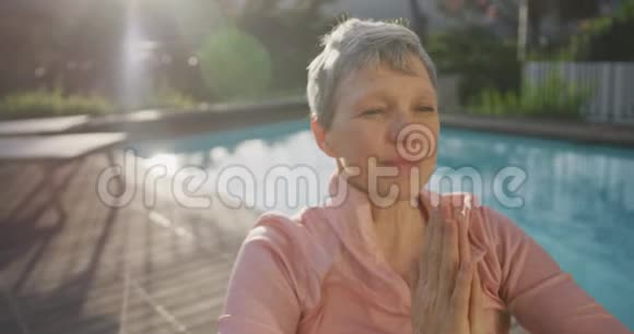 老年女性户外瑜伽健身视频的预览图