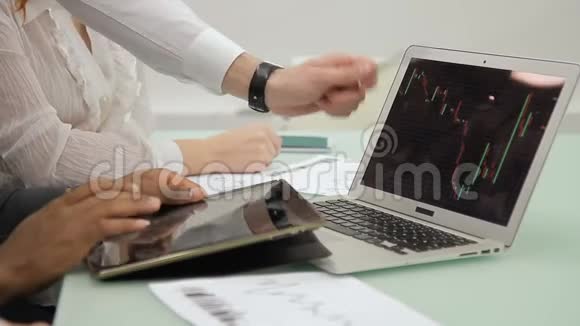 年轻员工使用笔记本电脑和平板电脑坐在领导公司视频的预览图