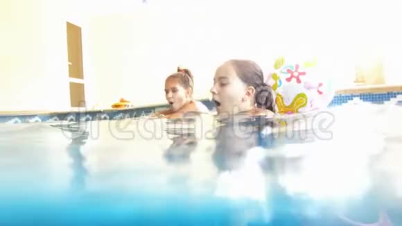 两名身穿泳装在室内游泳池潜水的少女4k水下录像视频的预览图
