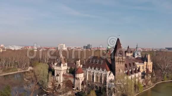 从上面可以看到布达佩斯的Vajdahunyad城堡的夜景匈牙利视频的预览图