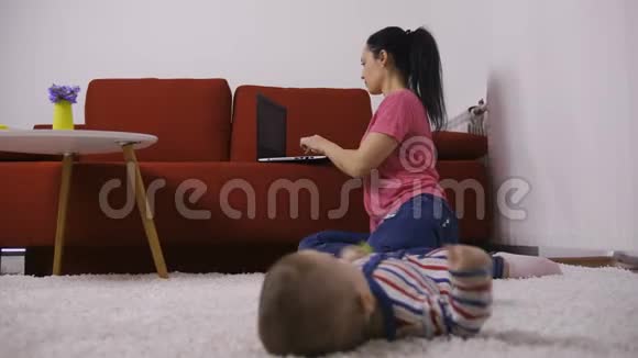 妈妈在笔记本电脑上打字给宝宝送吻视频的预览图