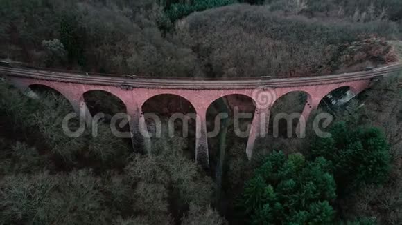 旧铁路桥高架桥鸟瞰图视频的预览图