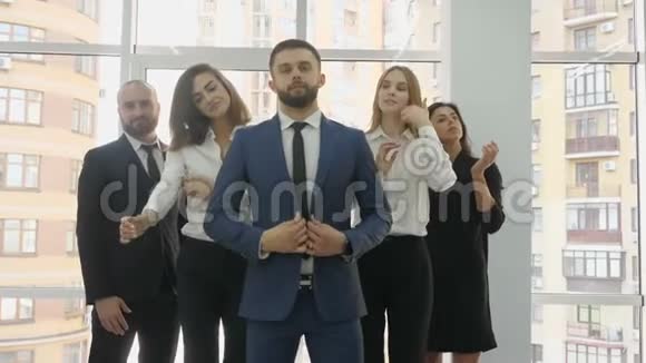 办公室工作人员两个年轻的男人和三个年轻的女人排成一个三角形他们自称是公司员工一个视频的预览图