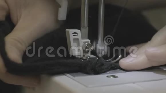 缝纫机针的特写迅速上下移动黑色织物视频的预览图