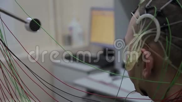 一名男性患者使用新的医疗技术进行医学研究医学领域的网络技术医疗进展视频的预览图