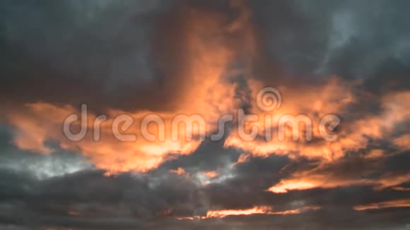 日落时分快速移动的云层照亮视频的预览图