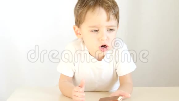 儿童吃巧克力的肖像白色背景视频的预览图