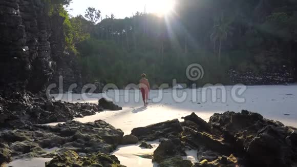 白种人在寂寞热带天堂海滩散步视频的预览图