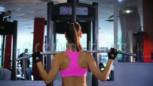 健身女性举重和举重用运动设备触摸她的胸部视频的预览图