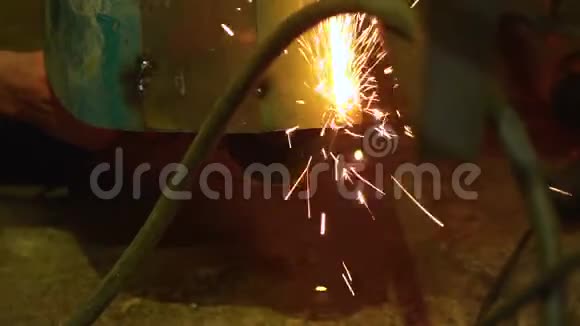 金属切割产生的火花视频的预览图