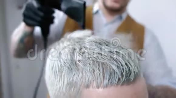 沙龙男性发型在理发店吹干头发理发师用吹风机给头发定型完成美发吹风机视频的预览图