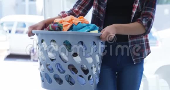 洗衣店4k洗衣篮里的女人视频的预览图