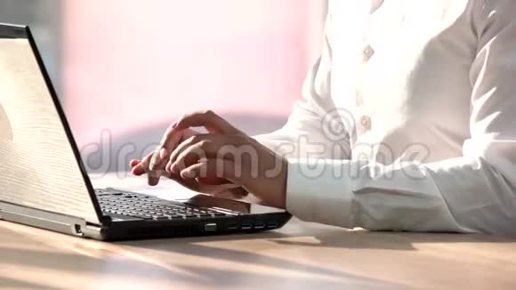 粗糙的手穿着正式的白色衬衫打字视频的预览图