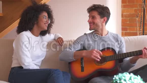 女人听男人在家弹吉他视频的预览图