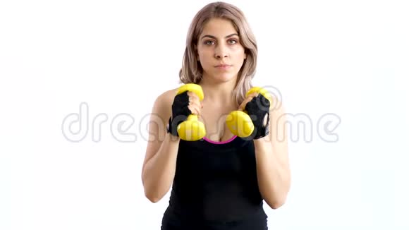 给女人戴上手套练习运动视频的预览图