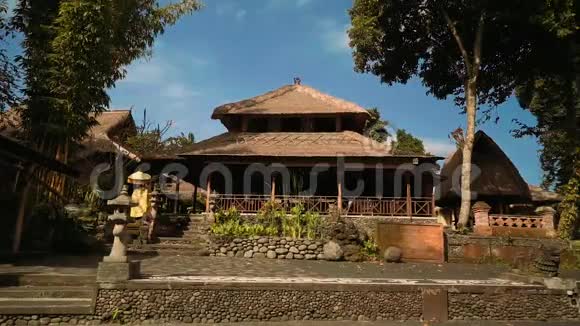 传统巴厘岛建筑群视频的预览图