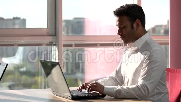 印度微笑程序员在笔记本电脑上工作视频的预览图