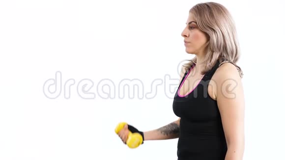 穿运动手套和运动练习的合适女人视频的预览图